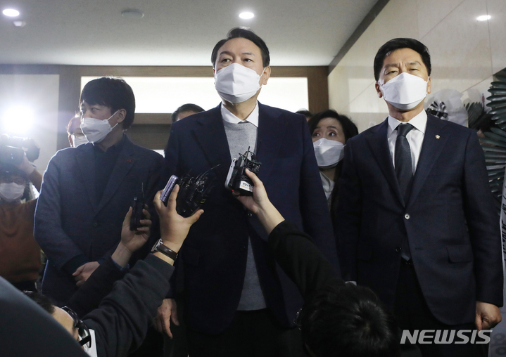 [평택=뉴시스] 김종택기자 = 국민의힘 윤석열 대선 후보와 이준석 대표가 6일 오후 경기도 평택 제일장례식장에 마련된 고 이형석 소방경의 조문을 마친 뒤 취재진 질문에 답변하고 있다. 2022.01.06. jtk@newsis.com