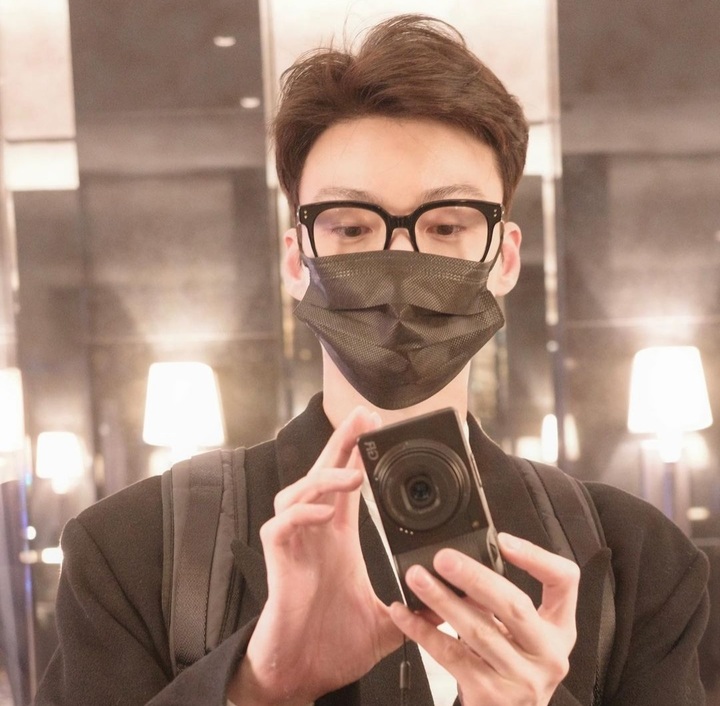 [서울=뉴시스] '36세 돌싱' 안재현, 새해 맞아 뭔가 결심했나..."파격적 올백 헤어스타일 화제" 2022.01.07 (사진=안재현 SNS 제공) photo@newsis.com*재판매 및 DB 금지 *재판매 및 DB 금지