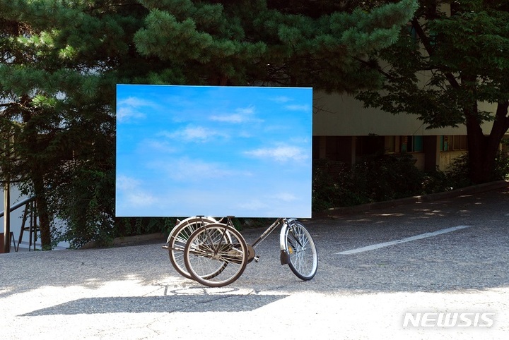 [서울=뉴시스]국립현대미술관 청주 전시 '배달부' 안규철, 2011, 하늘 자전거, 퍼포먼스 비디오, 자전거, 캔버스에 아크릴, 철, 6분35초