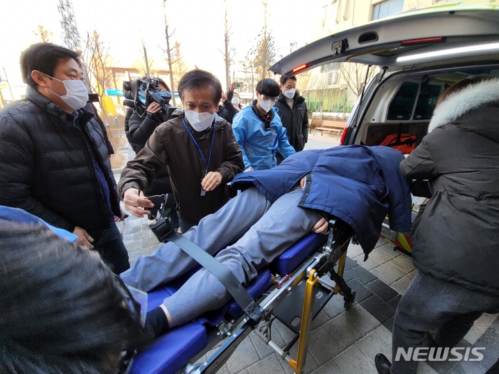 [서울=뉴시스] 최영서 수습기자='1880억 횡령' 혐의를 받는 이모씨가 경찰 조사를 받던 중 통증을 호소해 서울 강서경찰서에서 병원으로 호송되고 있다. 2022.01.07. youngagain@newsis.com