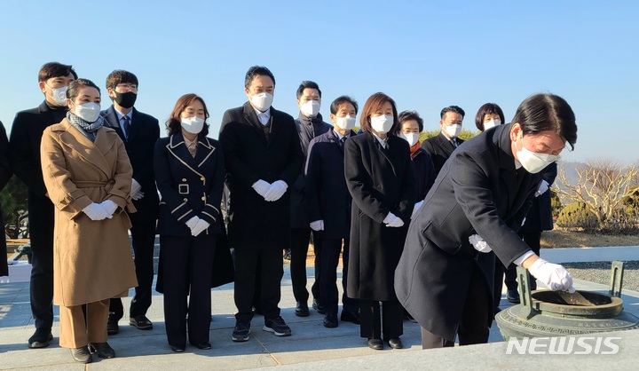 [천안=뉴시스] 이종익 기자 = 안철수 국민의당 대선 후보가 7일 오후 천안 국립 망향의동산을 방문해 부인 김미경 교수를 비롯해 당 관계자 등과 함께 헌화 후 분향을 하고 있다. 2022.01.07. 007news@newsis.com 