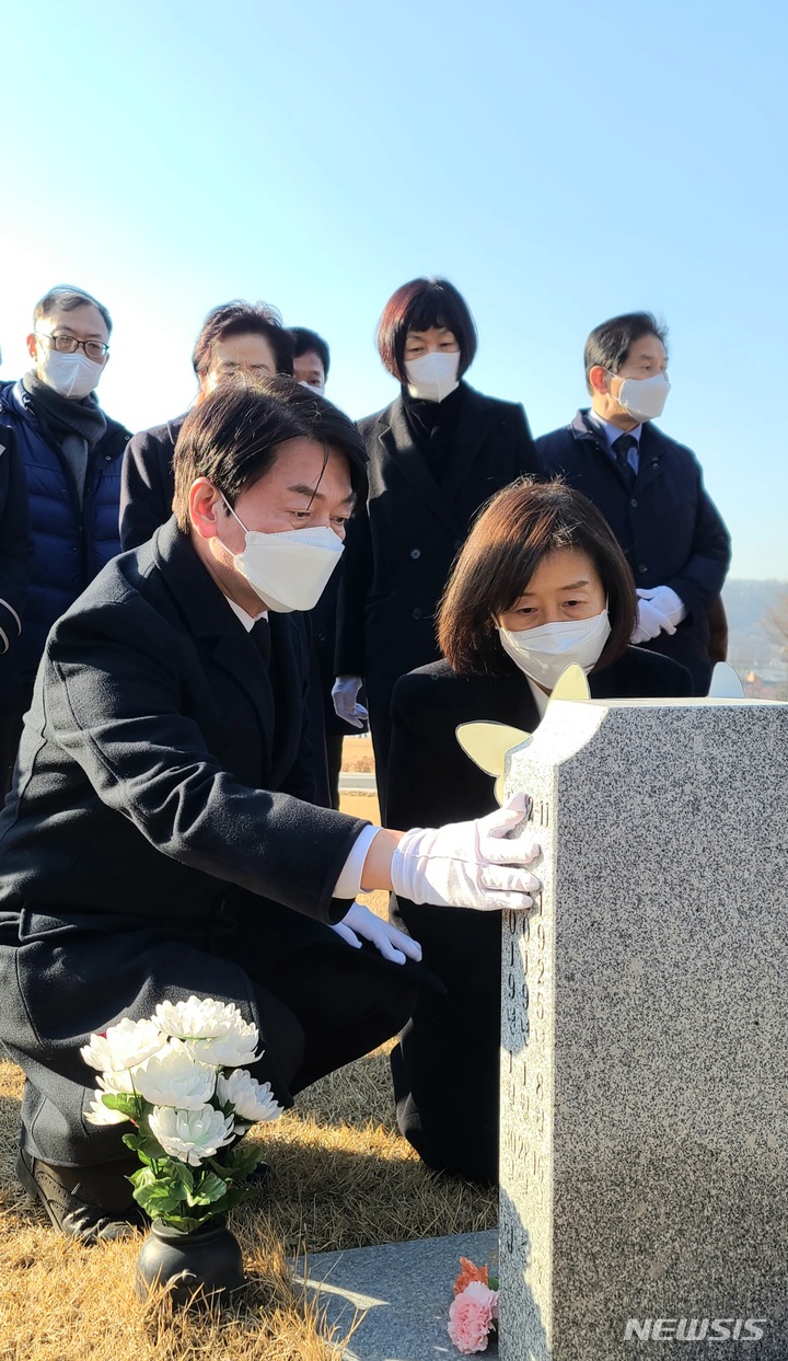 [천안=뉴시스] 이종익 기자 = 안철수 국민의당 대선 후보와 부인 김미경 교수가 충청권 방문 첫날인 7일 오후 천안 국립 망향의동산을 방문해 고 김복동 할머니와 김학순 할머니 등의 묘소에 헌화 후 묘비를 살펴보고 있다. 2022.01.07. 007news@newsis.com 