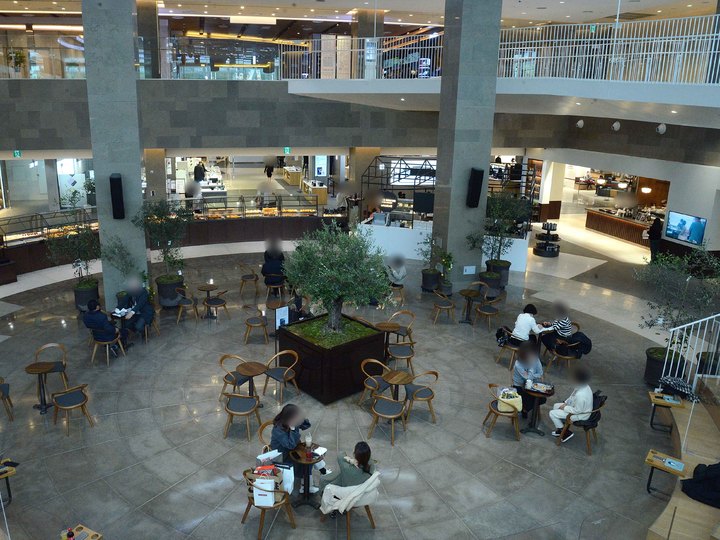 [부산=뉴시스] 롯데백화점 부산본점은 9층 엘아레나 광장을 커피를 즐기며 휴식을 취할 수 있는 복합문화매장으로 꾸미기 위해 커피&베이커리 전문 브랜드 '노아스로스팅'을 입점시켰다고 7일 밝혔다. (사진=롯데백화점 제공) *재판매 및 DB 금지