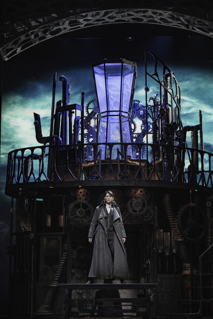 [서울=뉴시스]뮤지컬 '프랑켄슈타인' 공연 사진. '빅터' 역의 전동석. (사진=뉴컨텐츠컴퍼니 제공) 2022.01.07. photo@newsis.com *재판매 및 DB 금지