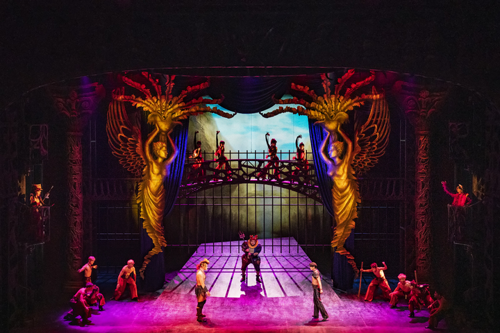 [서울=뉴시스]뮤지컬 '프랑켄슈타인' 공연 사진. (사진=뉴컨텐츠컴퍼니 제공) 2022.01.07. photo@newsis.com *재판매 및 DB 금지