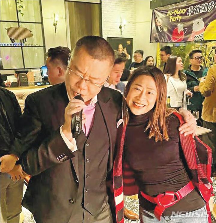 [서울=뉴시스] 최소 14명의 홍콩 고위 관리들이 참석한 생일 파티 사진. (출처=홍콩 명보 홈페이지 사진 캡쳐) *재판매 및 출고금지