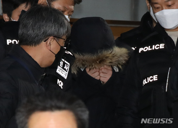 [서울=뉴시스] 조수정 기자 = 70cm 막대로 직원을 잔인하게 살해한 혐의를 받는 어린이스포츠센터 대표 A씨가 지난해 1월7일 오전 서울 서대문경찰서에서 검찰로 구속 송치, 호송차량으로 향하고 있다. 2022.01.07. chocrystal@newsis.com