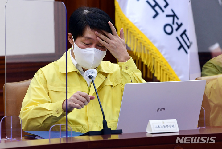 [서울=뉴시스] 배훈식 기자 = 안경덕 고용노동부 장관이 지난 7일 오전 서울 종로구 정부서울청사에서 열린 코로나19 대응 중앙재난안전대책본부 회의에 참석해 머리를 쓸어 올리고 있다.(공동취재사진) 2022.01.07. photo@newsis.com