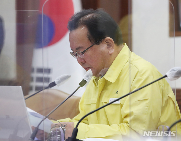 [서울=뉴시스] 배훈식 기자 = 김부겸 국무총리가 7일 오전 서울 종로구 정부서울청사에서 열린 코로나19 대응 중앙재난안전대책본부 회의에 참석해 의료진에게 감사 인사를 하고 있다.(공동취재사진) 2022.01.07. photo@newsis.com