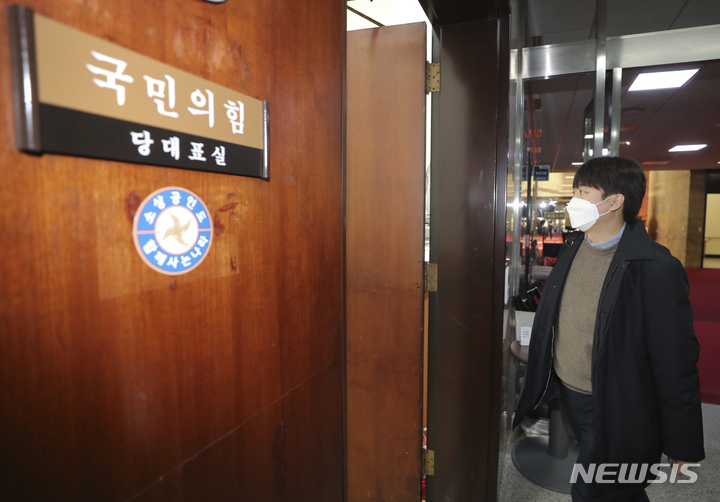 [서울=뉴시스] 최진석 기자 = 윤석열 대선 후보와 원팀을 선언한 이준석 국민의힘 대표가 7일 오전 서울 국회 당대표실로 출근하고 있다. 2022.01.07. myjs@newsis.com