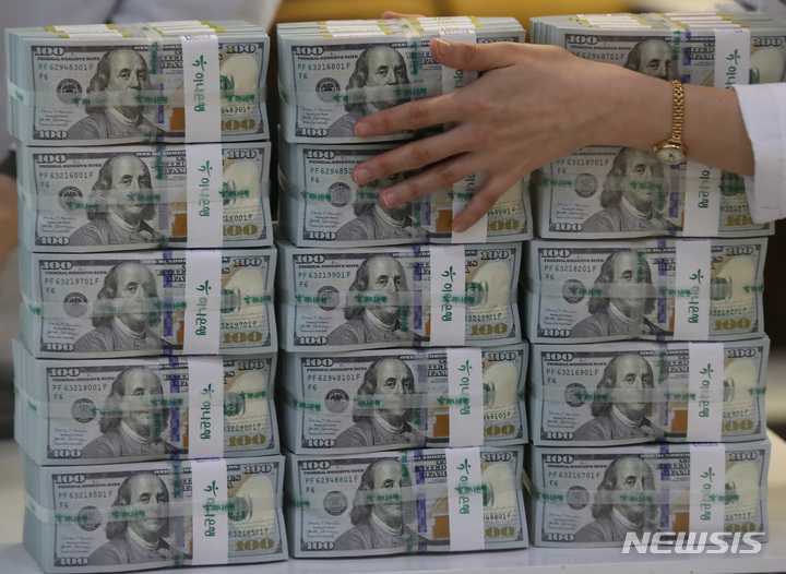 [서울=뉴시스] 조수정 기자 = 서울 외환시장에서 원·달러 환율이 전 거래일(1201.0원)보다 3.2원 오른 1204.2원에 거래를 시작한 7일 오전 서울 중구 하나은행 위변조대응센터에서 직원이 달러화를 확인하고 있다. 관련 전문가들은 원화가치 하락이 국내 경제 전반에 영향을 미칠것을 우려하고 있다. 정부는 글로벌 달러 강세가 원화 가치 하락의 주요 원인으로 파악하고 있다. 2022.01.07. chocrystal@newsis.com