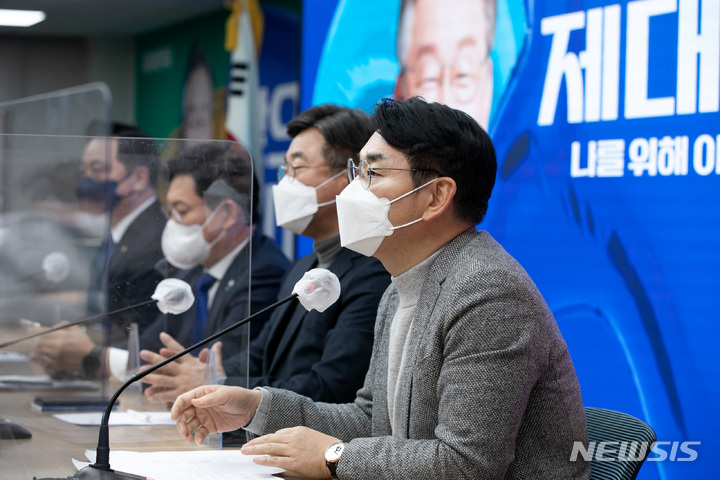 [서울=뉴시스] 국회사진기자단 = 박용진 더불어민주당 청년과미래정치위원회 위원장이 7일 서울 여의도 중앙당사에서 열린 선대위 본부장단 회의에서 발언하고 있다. 2022.01.07. photo@newsis.com