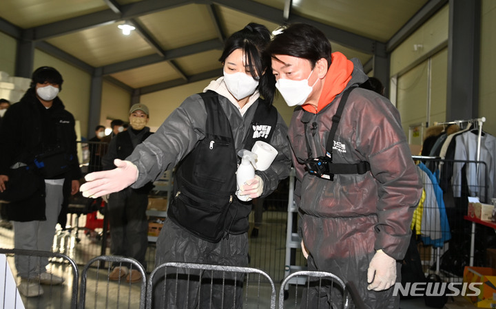 [남양주=뉴시스] 국회사진기자단 = 안철수 국민의당 대선후보가 7일 오전 동물보호단체 위액트 남양주 대피소에서 봉사활동을 하고 있다. 2022.01.07. photo@newsis.com