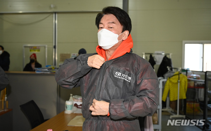 [남양주=뉴시스] 국회사진기자단 = 안철수 국민의당 대선후보가 7일 오전 동물보호단체 위액트 남양주 대피소에서 봉사활동을 하고 있다. 2022.01.07. photo@newsis.com