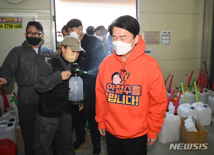 [남양주=뉴시스] 국회사진기자단 = 안철수 국민의당 대선후보가 7일 오전 동물보호단체 위액트 남양주 대피소에서 봉사활동에 앞서 소독을 하고 있다. 2022.01.07. photo@newsis.com