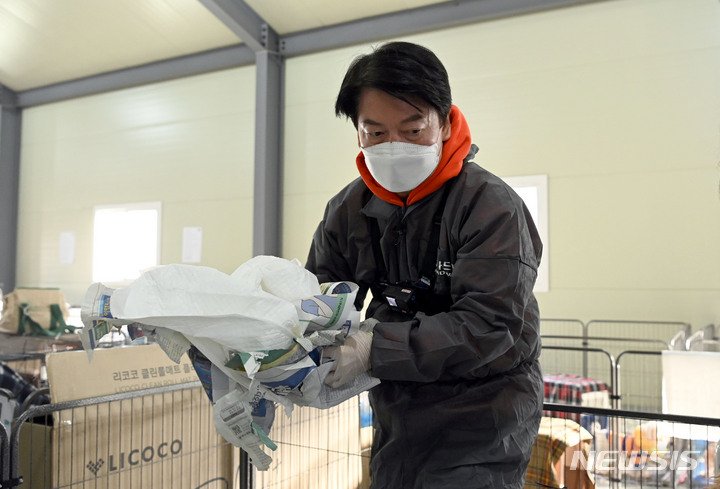 [남양주=뉴시스] 국회사진기자단 = 안철수 국민의당 대선후보가 7일 오전 동물보호단체 위액트 남양주 대피소에서 봉사활동을 하고 있다. 2022.01.07. photo@newsis.com