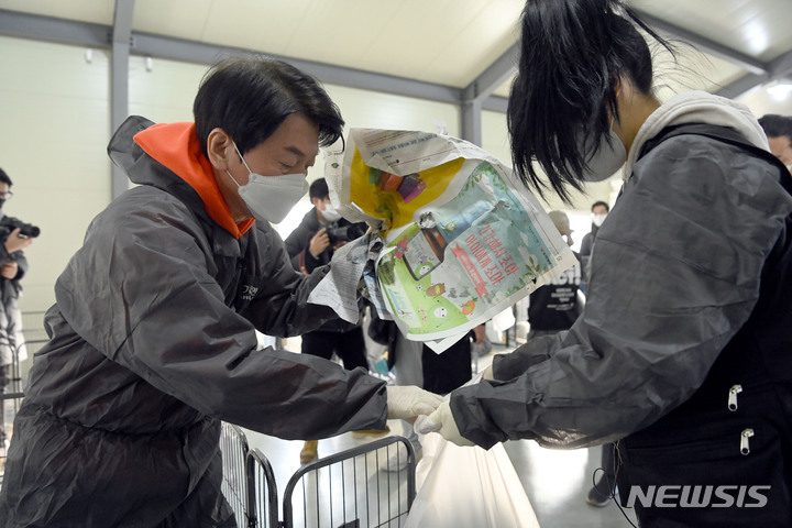 [남양주=뉴시스] 국회사진기자단 = 안철수 국민의당 대선후보가 7일 오전 동물보호단체 위액트 남양주 대피소에서 봉사활동을 하고 있다. 2022.01.07. photo@newsis.com