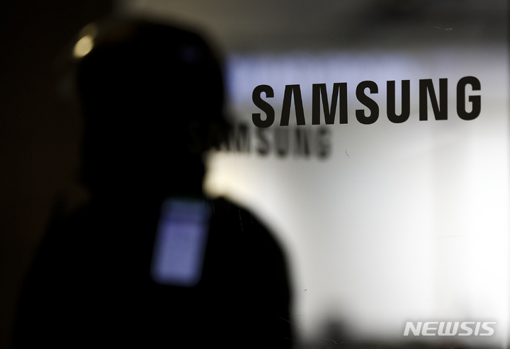 [서울=뉴시스] 정병혁 기자 = 삼성전자가 지난해 4분기(9~12월) 잠정실적을 통해 매출액 76조원, 영업이익 13조8000억원의 실적을 달성했다고 밝힌 7일 오전 서울 서초구 삼성전자 서초사옥의 모습. 2022.01.07. jhope@newsis.com