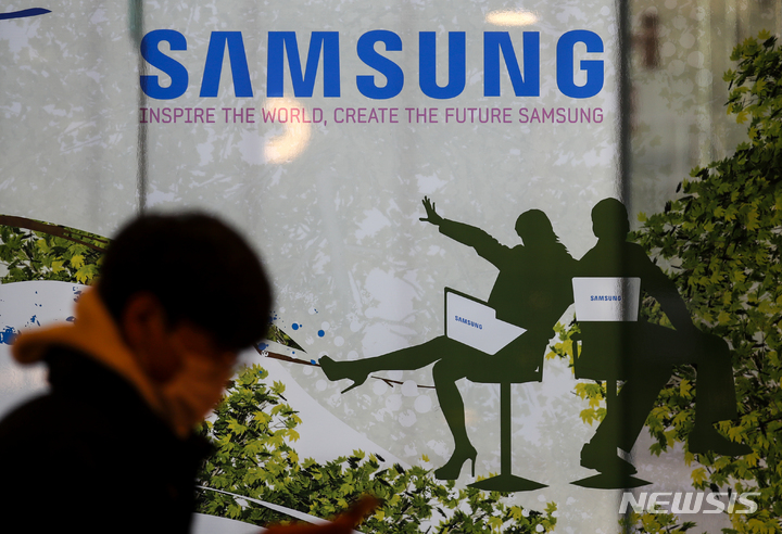 [서울=뉴시스] 정병혁 기자 = 삼성전자가 지난해 4분기(9~12월) 잠정실적을 통해 매출액 76조원, 영업이익 13조8000억원의 실적을 달성했다고 밝힌 7일 오전 서울 서초구 삼성전자 서초사옥의 모습. 삼성전자는 지난해 반도체 호황의 영향으로 연간 매출액은 279조400억원으로 역대 최고 매출을 달성했다. 2022.01.07. jhope@newsis.com