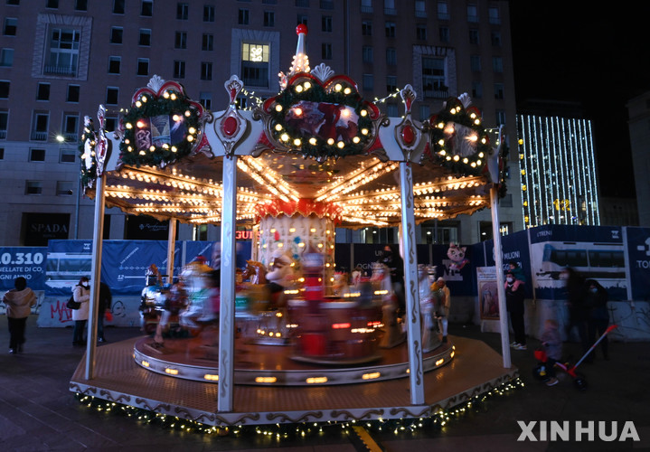[밀라노(이탈리아)=신화/뉴시스] 지난달 6일(현지시간) 이탈리아 밀라노에서 시민들이 회전목마를 타고 있다. 2022.02.03.