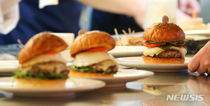 [서울=뉴시스] 권창회 기자 = 7일 오전 서울 송파구 잠실 롯데월드몰 내 고든 램지 버거 매장에서 버거가 나오고 있다. 전 세계 네 번째이자 아시아 최초로 문을 연 고든 램지 버거 잠실점은 지난달 30일 프리 오픈을 거쳐 오늘 정식 오픈했다. 2022.01.07. kch0523@newsis.com