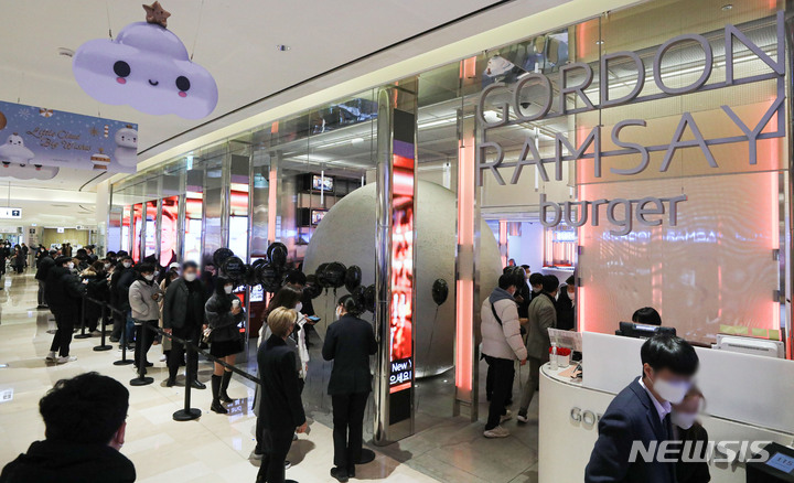 [서울=뉴시스] 권창회 기자 = 7일 오전 서울 송파구 잠실 롯데월드몰 내 고든 램지 버거 매장에서 고객들이 입장을 위해 대기하고 있다. 전 세계 네 번째이자 아시아 최초로 문을 연 고든 램지 버거 잠실점은 지난달 30일 프리 오픈을 거쳐 오늘 정식 오픈했다. 2022.01.07. kch0523@newsis.com