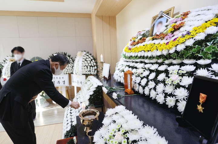 [서울=뉴시스] 황기철 국가보훈처장이 7일 경기도 평택시 공사장 화재 진압 과정에서 순직한 소방관들의 빈소가 마련된 제일장례식장을 찾아 조문하고 있다. (사진=국가보훈처 제공) 2022.01.07. photo@newsis.com *재판매 및 DB 금지