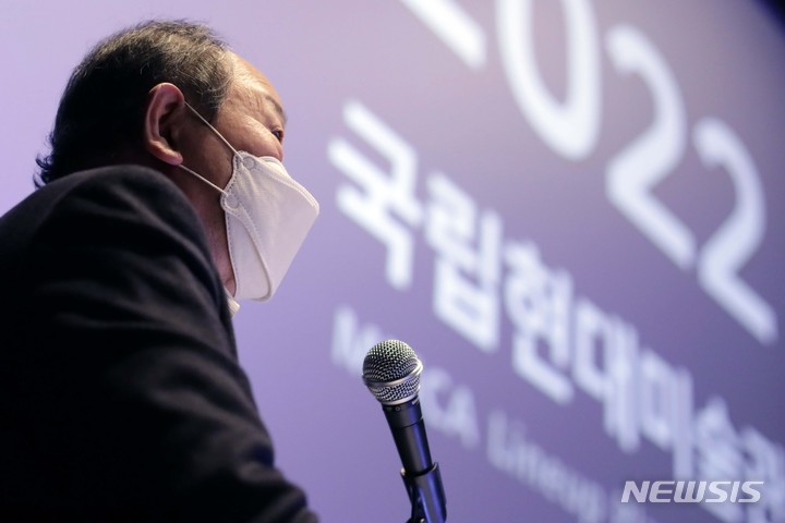 [서울=뉴시스] 박진희 기자 = 윤범모 국립현대미술관 관장이 7일 서울 종로구 국립현대미술관 서울관에서 2022년 전시 계획과 주요 사업 발표 언론공개회를 하고 있다. 2022년 국립현대미술관은 미술한류 확산, 사회와의 소통 강화, 한국현대미술사 지평 확장, 한국미술 독창성과 창조성 확립 등을 추진한다. 2022.01.07. pak7130@newsis.com