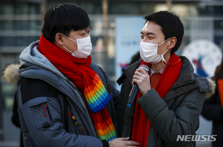 [서울=뉴시스] 정병혁 기자 = 동성 부부라는 이유로 배우자의 건강보험 피부양 자격을 박탈당했다며 국민건강보험공단을 상대로 소송을 낸 동성 부부 김용민·소성욱씨가 지난해 7일 오후 서울 서초구 서울행정법원에서 열린 국민건강보험공단 상대 보험료 부과처분 취소소송 선고 공판을 마친 뒤 기자회견을 하고 있다. 2022.01.07 jhope@newsis.com