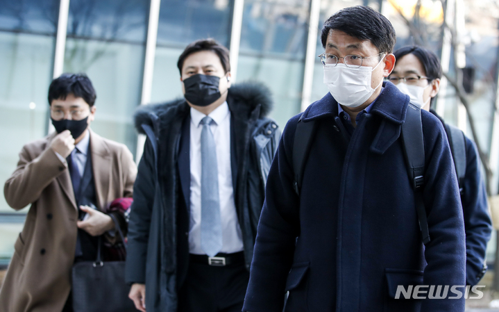 [서울=뉴시스] 정병혁 기자 = 조두형 영남대의대 교수 등  1023명이 방역패스 실행 효력을 중지해달라며 낸 소송의 심문기일이 열린 7일 오후 서울 서초구 서울행정법원에서 도태우 변호사, 윤용진 변호사, 조두형 영남대의대 교수, 박주현 변호사가 법원에 출석하고 있다. 2022.01.07. jhope@newsis.com