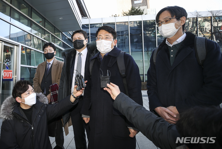 [서울=뉴시스] 정병혁 기자 = 조두형 영남대의대 교수 등 1023명이 방역패스 실행 효력을 중지해달라며 낸 소송의 심문기일이 열린 7일 오후 서울 서초구 서울행정법원에서 도태우 변호사가 법원에 출석하기 전 취재진의 질문에 답하고 있다. 2022.01.07. jhope@newsis.com