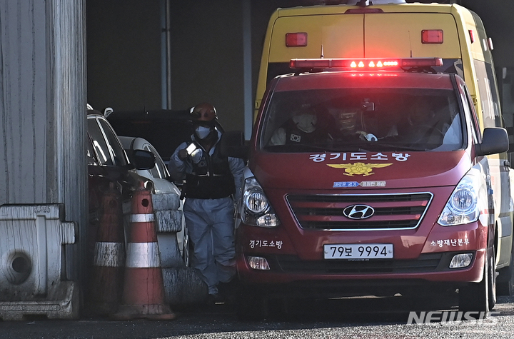 [평택=뉴시스] 김종택기자 = 경기도 평택 물류창고 신축공사장 화재 발생 이틀째인 7일 오후 소방관계자들이 화재현장에서 분주히 움직이고 있다. 2022.01.07. jtk@newsis.com