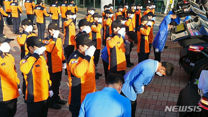 [평택=뉴시스] 순직 소방공무원의 관을 운구차량에서 내리기전 인사를 하는 모습