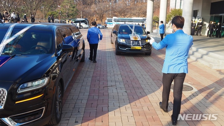 [평택=뉴시스] 순직 소방공무원이 운구차량이 합동영결식장에 도착하는 모습 