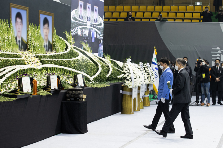 [평택=뉴시스] 8일 오전 평택 이충문화체육센터에서 경기도청장으로 마련된 故 이형석 소방경(50), 故 박수동 소방장(31), 故 조우찬 소방교(25)의 합동 영결식에서 문재인 대통령이 헌화를 하고 있다. (사진=경기도 제공) 2022.01.08. photo@newsis.com *재판매 및 DB 금지