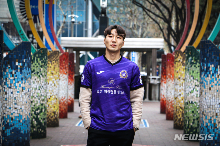 [서울=뉴시스]프로축구 안양, 'FA컵 우승 기여' 황기욱 영입 (사진 = FC안양 제공)