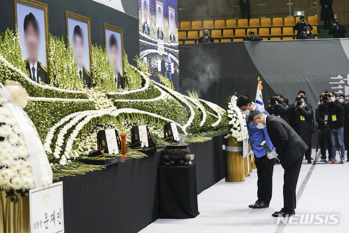 [평택=뉴시스] 문재인 대통령이 지난 1월8일 오전 경기도 평택시 이충문화체육센터에서 엄수된 경기도 순직 소방공무원 영결식에서 묵념하고 있다. (사진=청와대 제공) 2022.01.08. photo@newsis.com