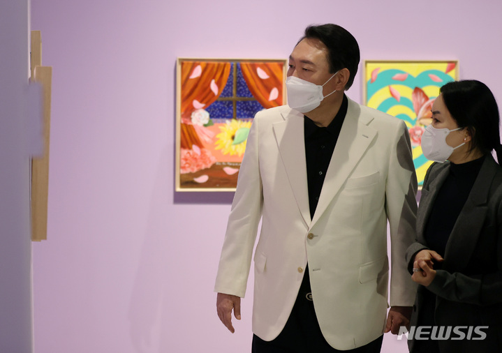 [서울=뉴시스] 최동준 기자 = 윤석열 국민의힘 대선 후보가 8일 서울 서초구 예술의전당 서예박물관에서 2022 한국 발달장애 아티스트 특별전시회를 관람하고 있다. (공동취재사진) 2022.01.08. photo@newsis.com