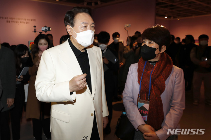 [서울=뉴시스] 최동준 기자 = 윤석열 국민의힘 대선 후보가 8일 서울 서초구 예술의전당 서예박물관에서 2022 한국 발달장애 아티스트 특별전시회를 관람하고 있다. 2022.01.08. photocdj@newsis.com