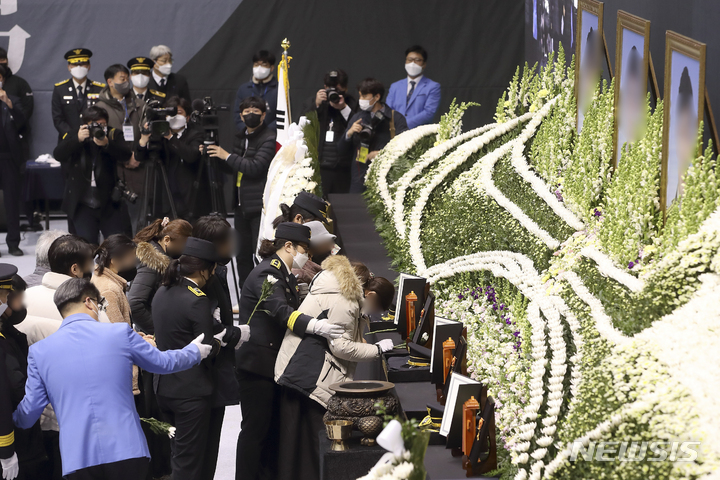 [평택=뉴시스] 경기사진공동취재단 = 8일 오전 경기 평택시 이충문화체육센터에서 경기도청장으로 순직 소방공무원 합동 영결식이 엄수되고 있다. 2022.01.08. photo@newsis.com