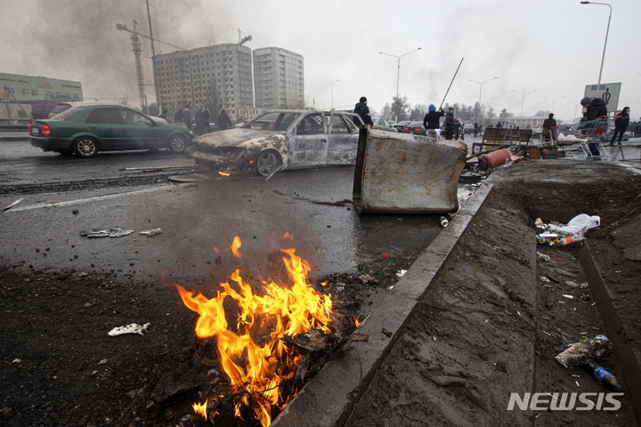 [AP/뉴시스] 7일 카자흐 최대도시 알마티의 시위 후 모습