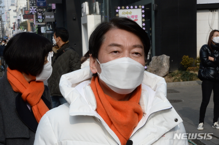 [청주=뉴시스] 조성현 기자 = 안철수 국민의당 대선 후보가 9일 오전 충북 청주시 상당구 성안길에서 기자들의 질문에 답변을 하고 있다. 2022.01.09. jsh0128@newsis.com 