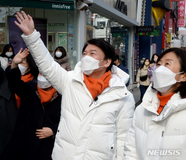 [청주=뉴시스] 조성현 기자 = 안철수 국민의당 대선 후보가 9일 오전 충북 청주시 상당구 성안길을 찾아 시민과 인사를 나누고 있다. 2022.01.09. jsh0128@newsis.com