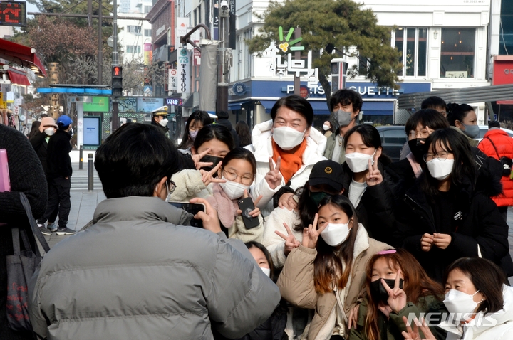[청주=뉴시스] 조성현 기자 = 안철수 국민의당 대선 후보가 9일 오전 충북 청주시 상당구 성안길을 찾아 어린 학생들과 기념촬영을 하고 있다. 2022.01.09. jsh0128@newsis.com