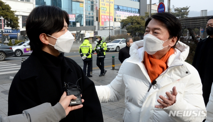 [청주=뉴시스] 조성현 기자 = 안철수 국민의당 대선 후보가 9일 오전 충북 청주시 상당구 성안길에서 시민과 이야기를 나누고 있다. 2022.01.09. jsh0128@newsis.com 