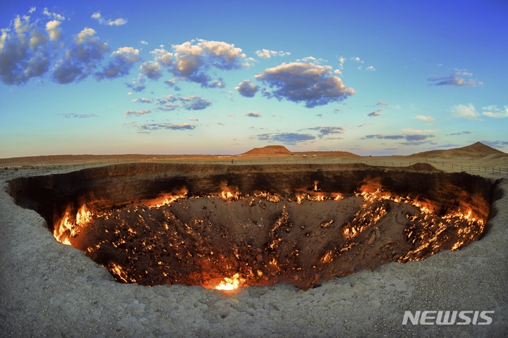 [다르바자(투르크메니스탄)=AP/뉴시스]지난 2020년 7월11일 투르크메니스탄 다르바자 근처에 있는 '지옥의 문'의 불타는 모습. 투르크메니스탄 대통령이 '지옥의 문'이라고 불리는, 50년 넘게 불타고 있는 천연가스 분화구의 불길을 잡으라고 명령했다. 2022.1.10