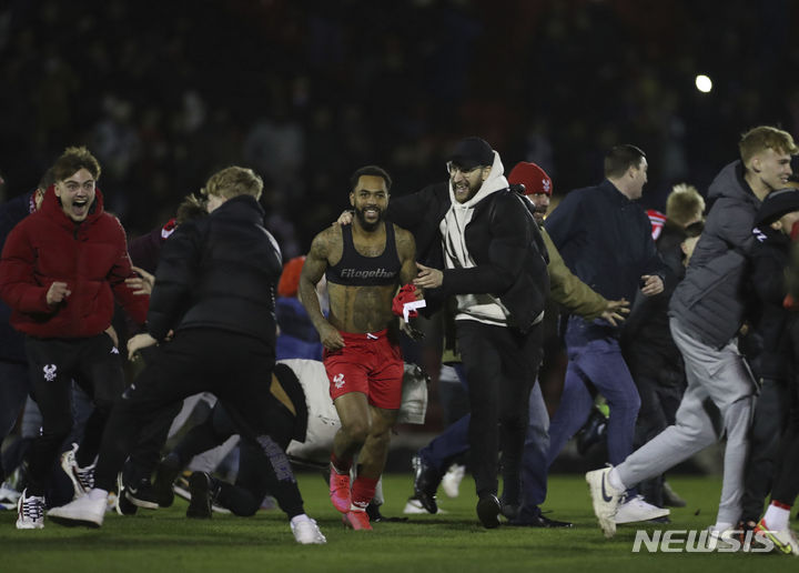 [키더민스터=AP/뉴시스] 키더민스터 팬들이 지난 9일(한국시간) 영국 키더민스터에서 열린 레딩과 FA컵 3라운드에서 2-1로 이기고 4라운드 진출을 확정한 뒤 선수단과 뒤엉켜 기쁨을 나누고 있다. 2022.01.10. 
