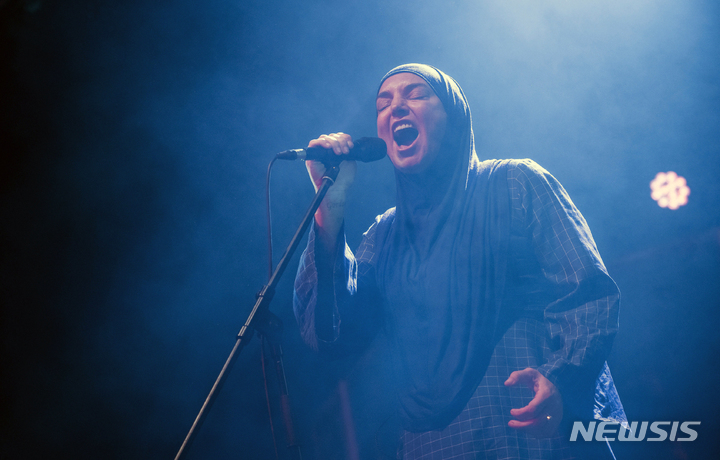 [부다페스트(헝가리)= AP/뉴시스] 2019년 헝가리 부다페스트의 아크파리움클럽 무대에서 공연하는 시네이드 오코너.&nbsp; 그의 17세 아들은 오코너가 실종신고를 한 뒤 7일(현지시간) 아일랜드의 해안에서 시신으로 발견됐다.&nbsp; 