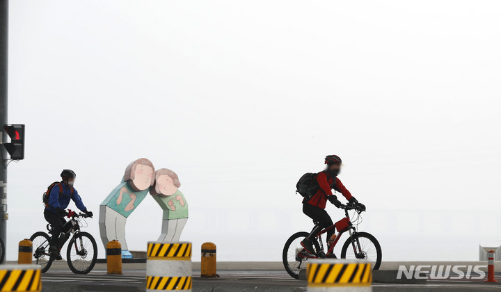 [서울=뉴시스] 홍효식 기자 = 서울 등 수도권에 고농도 미세먼지 비상저감조치가 시행된 지난 9일 서울 서초구 잠수교에서 바라본 도심이 뿌옇게 보이고 있다. 2022.01.09. yesphoto@newsis.com