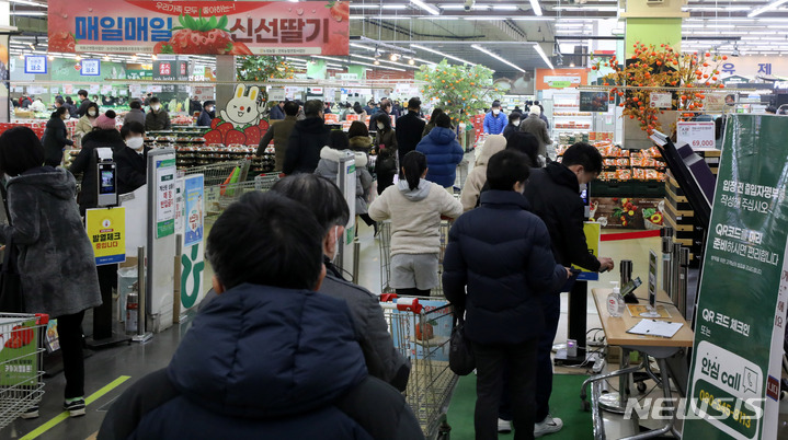 [서울=뉴시스] 추상철 기자 = 대형마트나 백화점 등 대규모 점포에 대한 방역패스(접종증명·음성확인제) 실시 의무화를 하루 앞둔 지난 9일 서울 시내 한 대형마트에서 시민들이 QR코드로 출입인증을 위해 줄 서 있다. 2022.01.10. scchoo@newsis.com